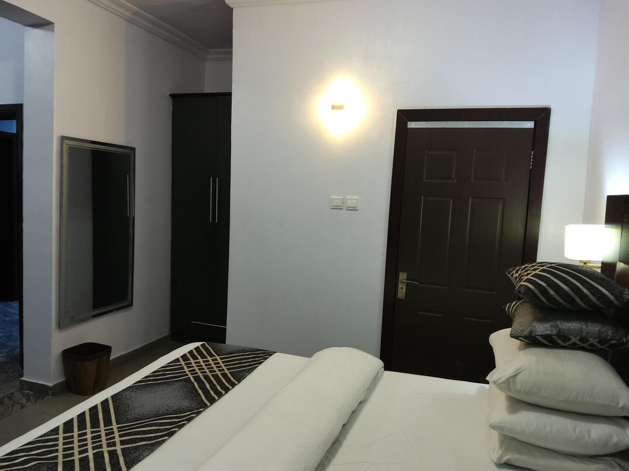 Crownedge Hotels Ikeja Exterior photo