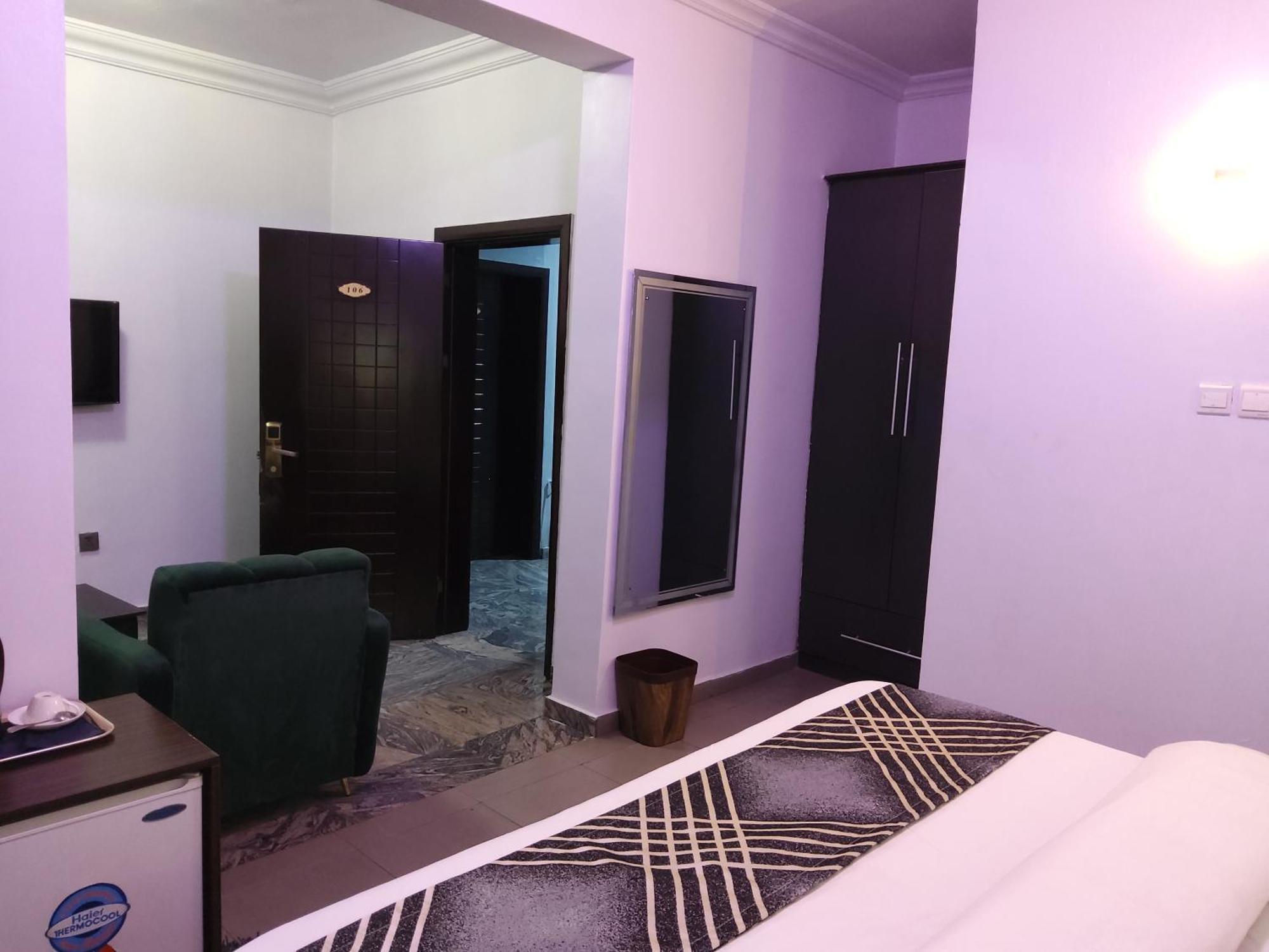 Crownedge Hotels Ikeja Exterior photo