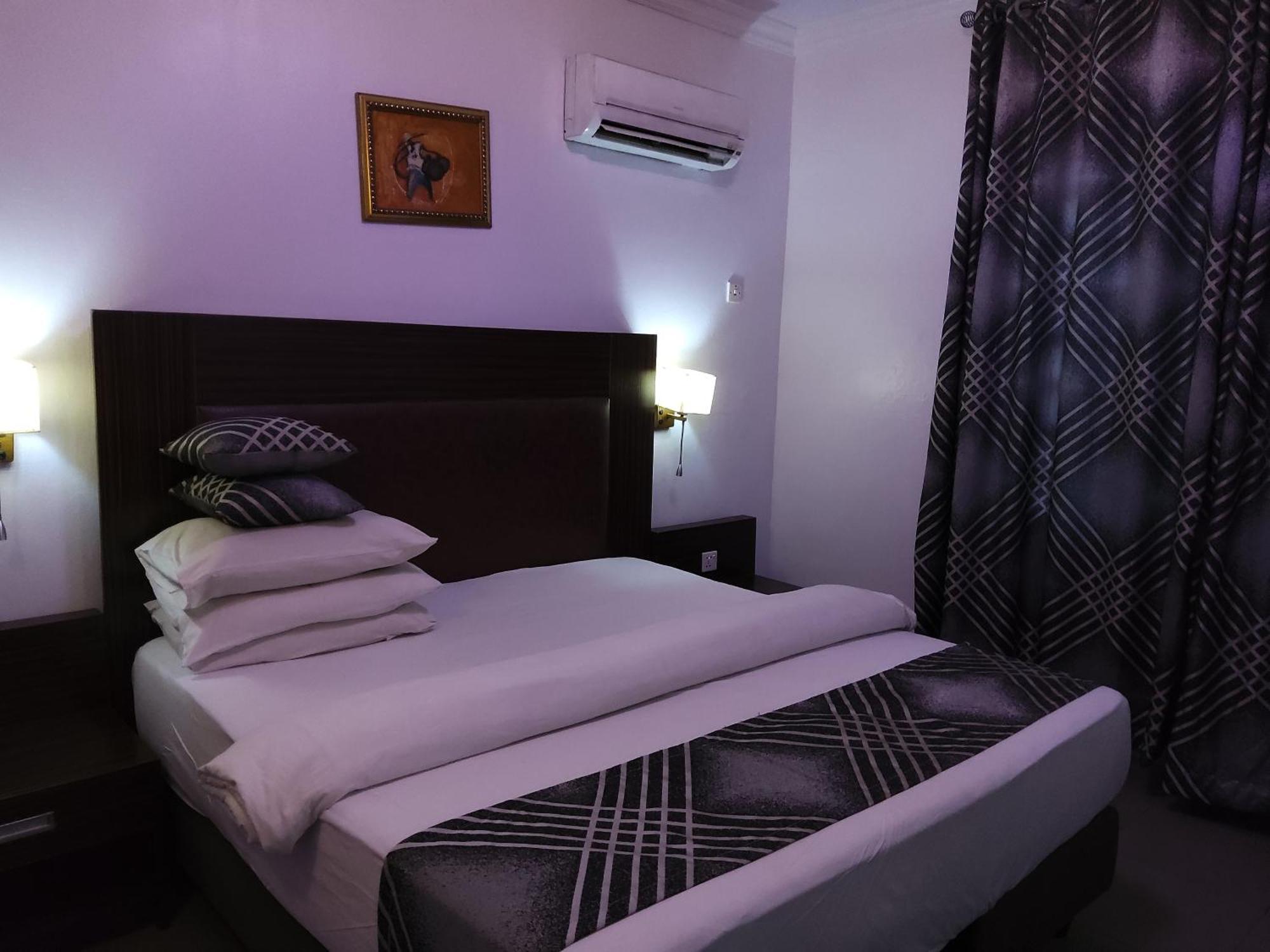 Crownedge Hotels Ikeja Exterior photo
