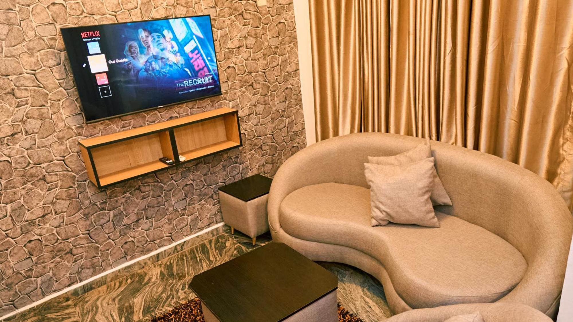 Crownedge Hotels Ikeja Exterior photo