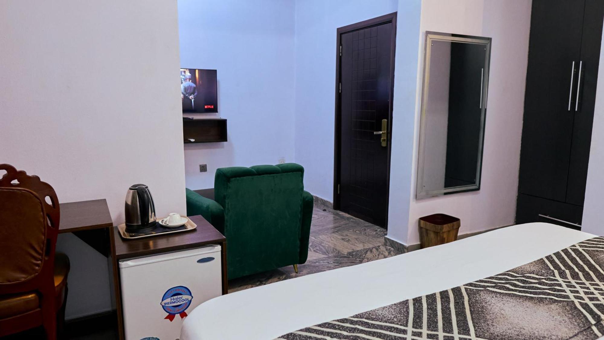Crownedge Hotels Ikeja Exterior photo