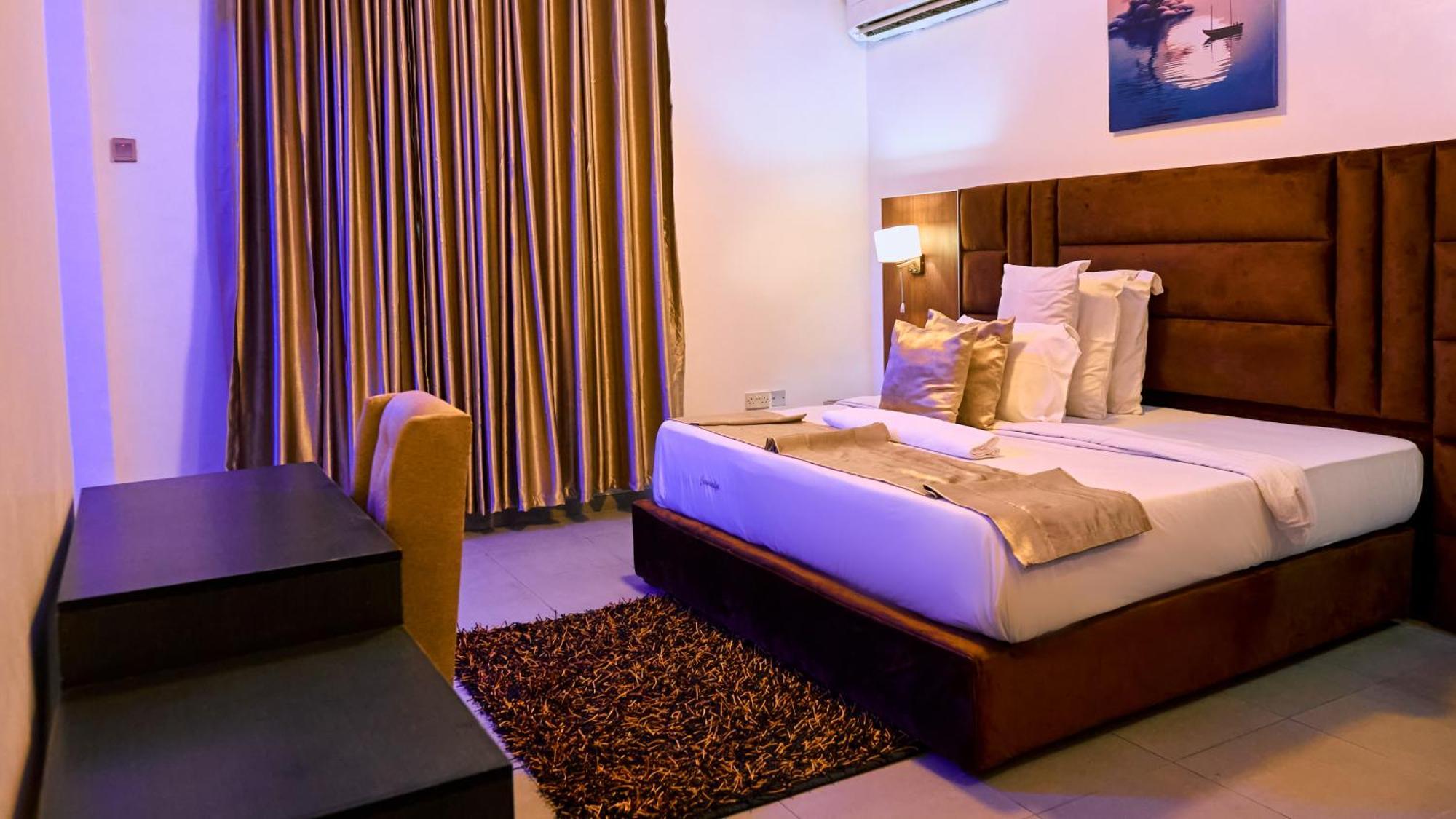 Crownedge Hotels Ikeja Exterior photo