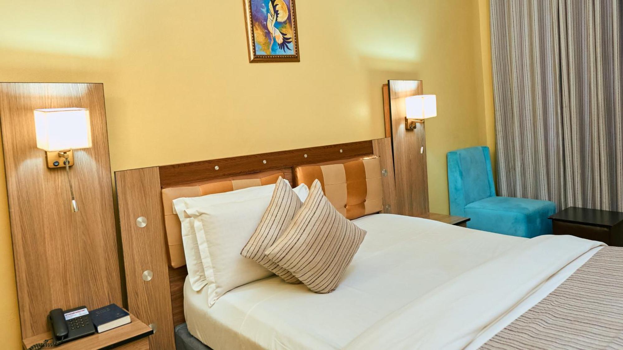 Crownedge Hotels Ikeja Exterior photo
