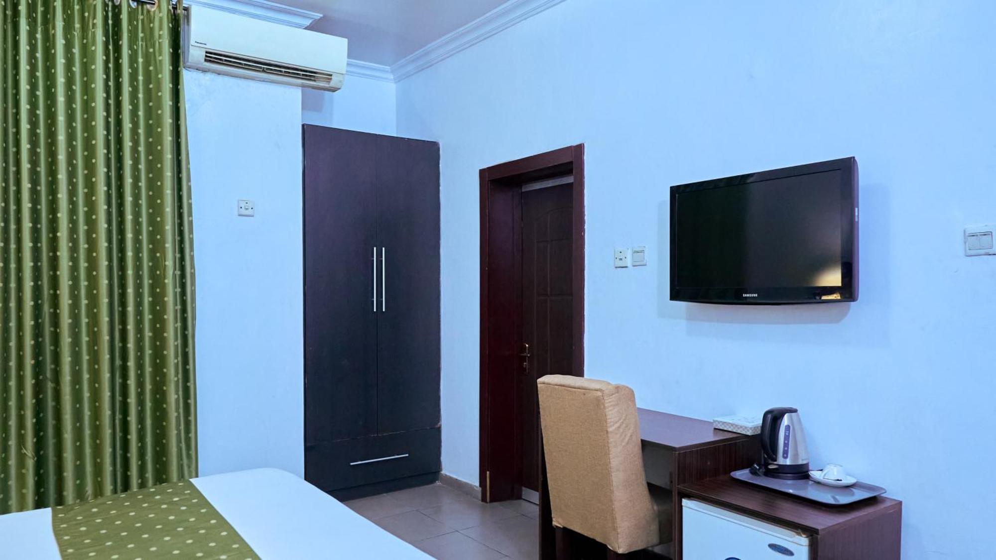 Crownedge Hotels Ikeja Exterior photo
