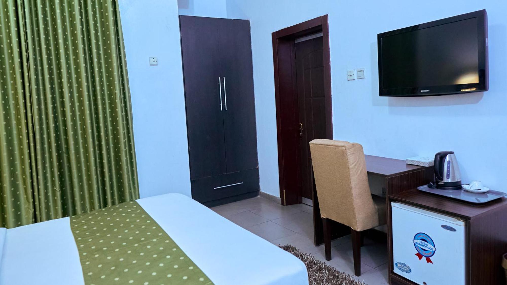 Crownedge Hotels Ikeja Exterior photo