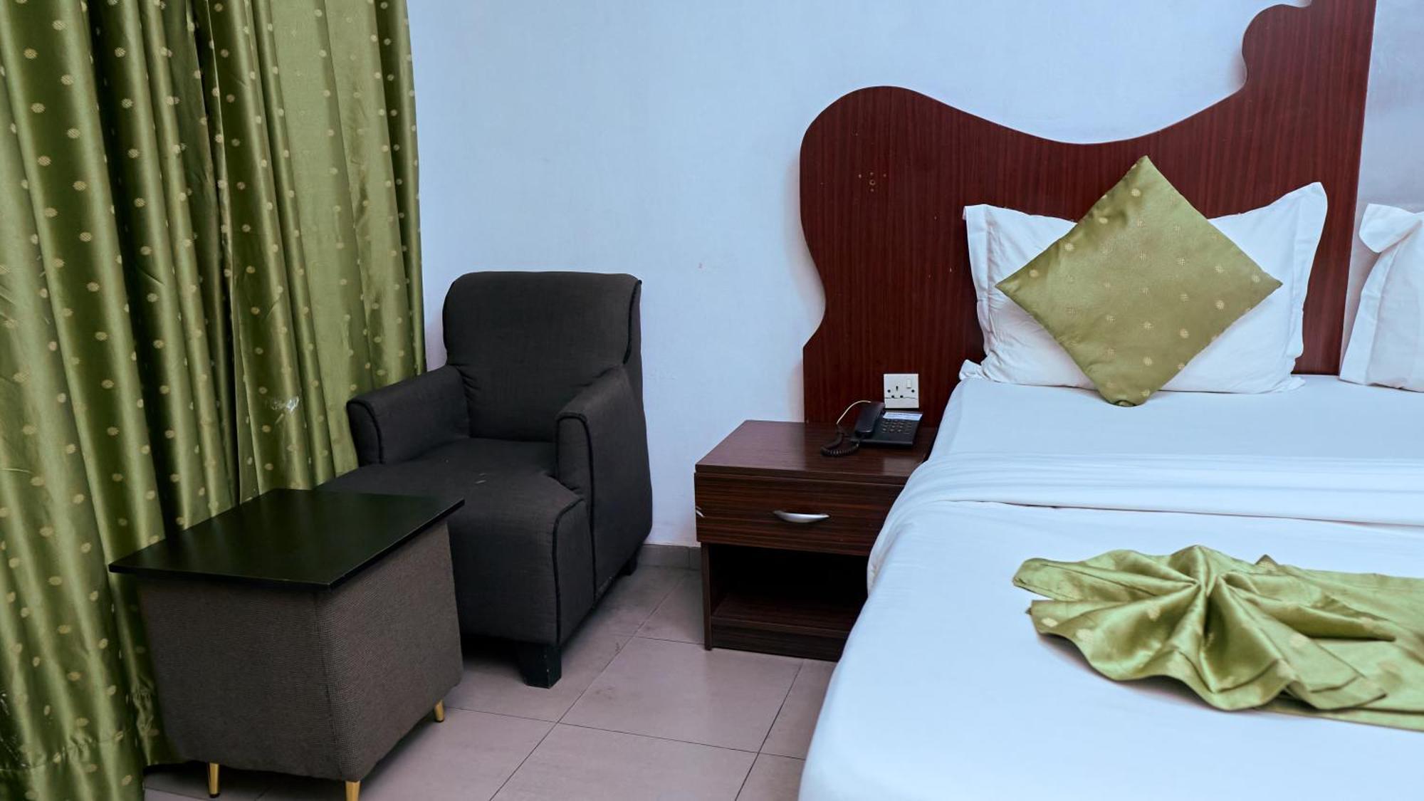 Crownedge Hotels Ikeja Exterior photo